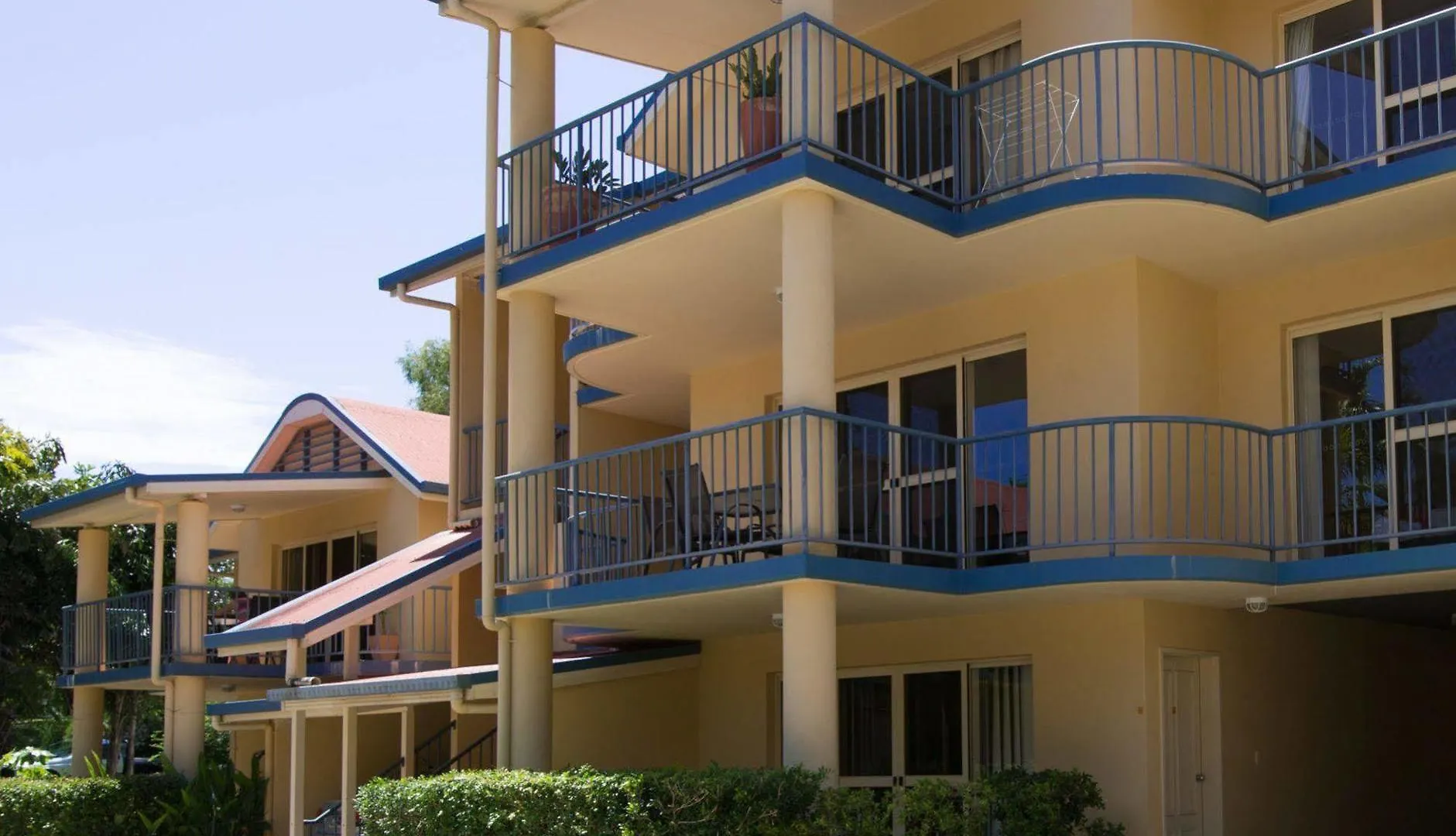 איירלי ביץ' At Beach Court Holiday Villas מלון דירות