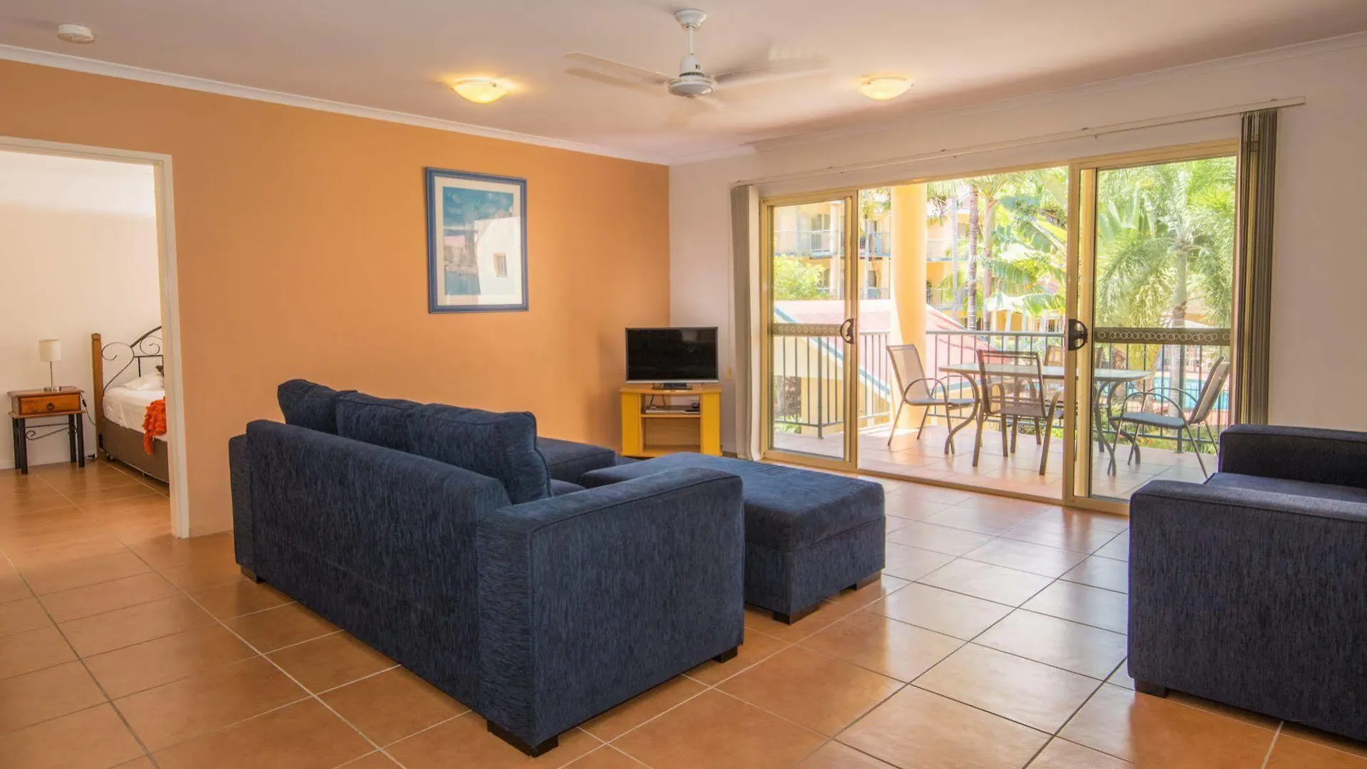 מלון דירות איירלי ביץ' At Beach Court Holiday Villas