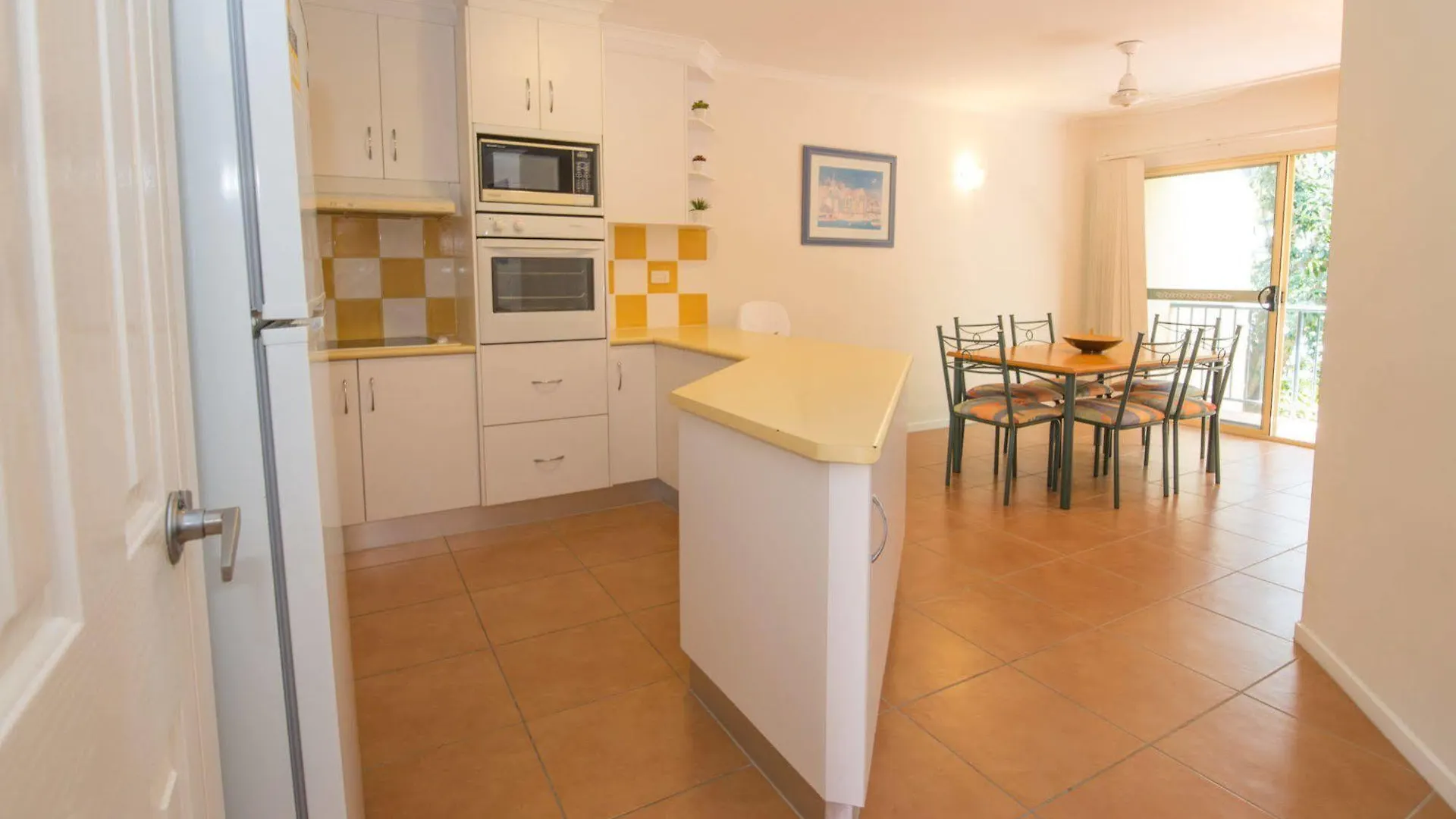 איירלי ביץ' At Beach Court Holiday Villas