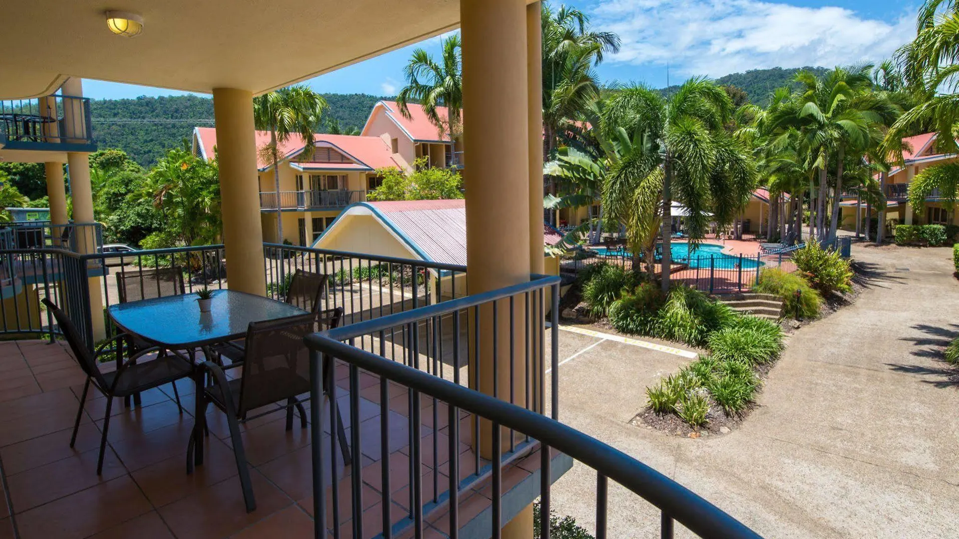 **** מלון דירות איירלי ביץ' At Beach Court Holiday Villas אוסטרליה