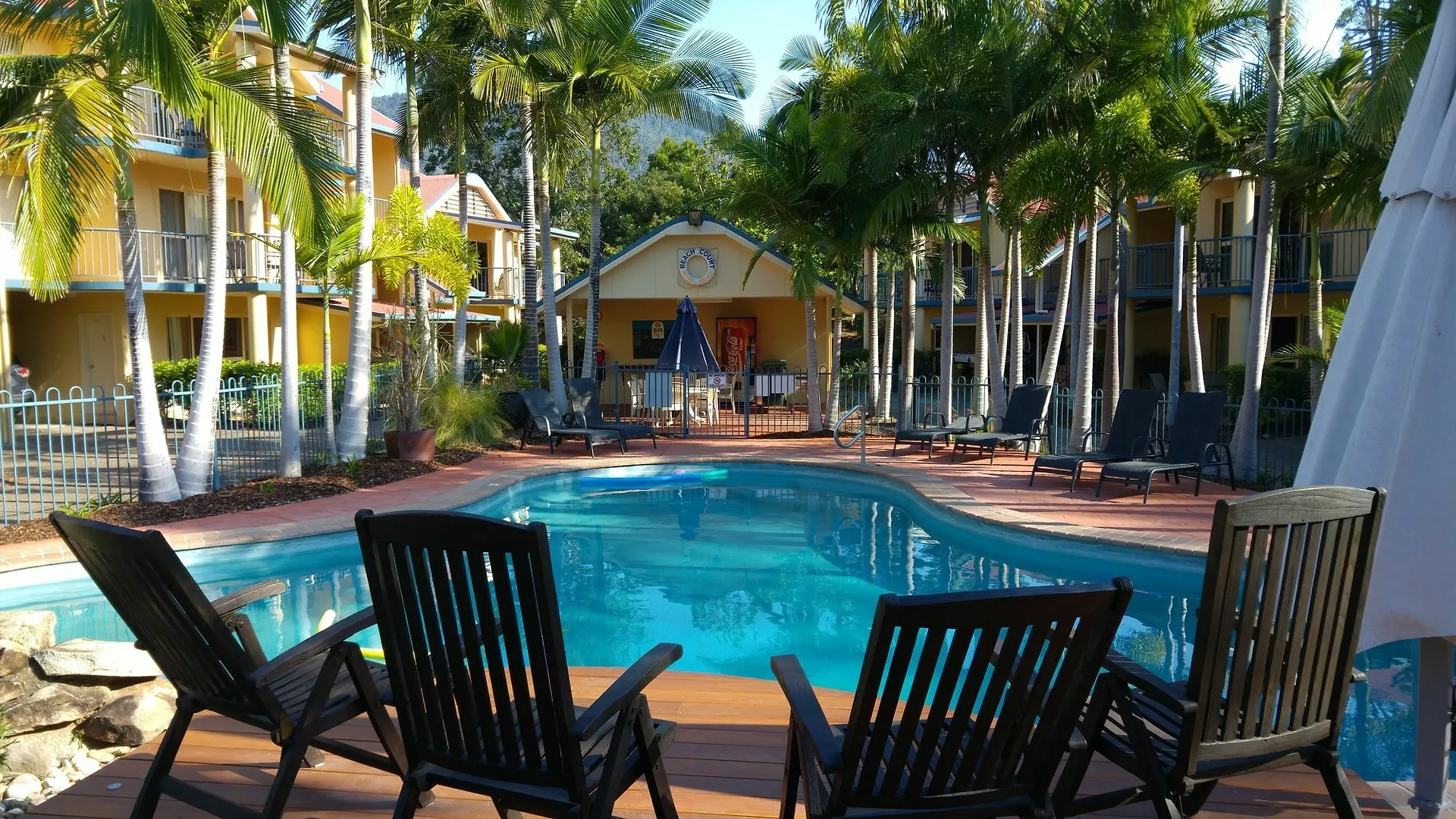 איירלי ביץ' At Beach Court Holiday Villas