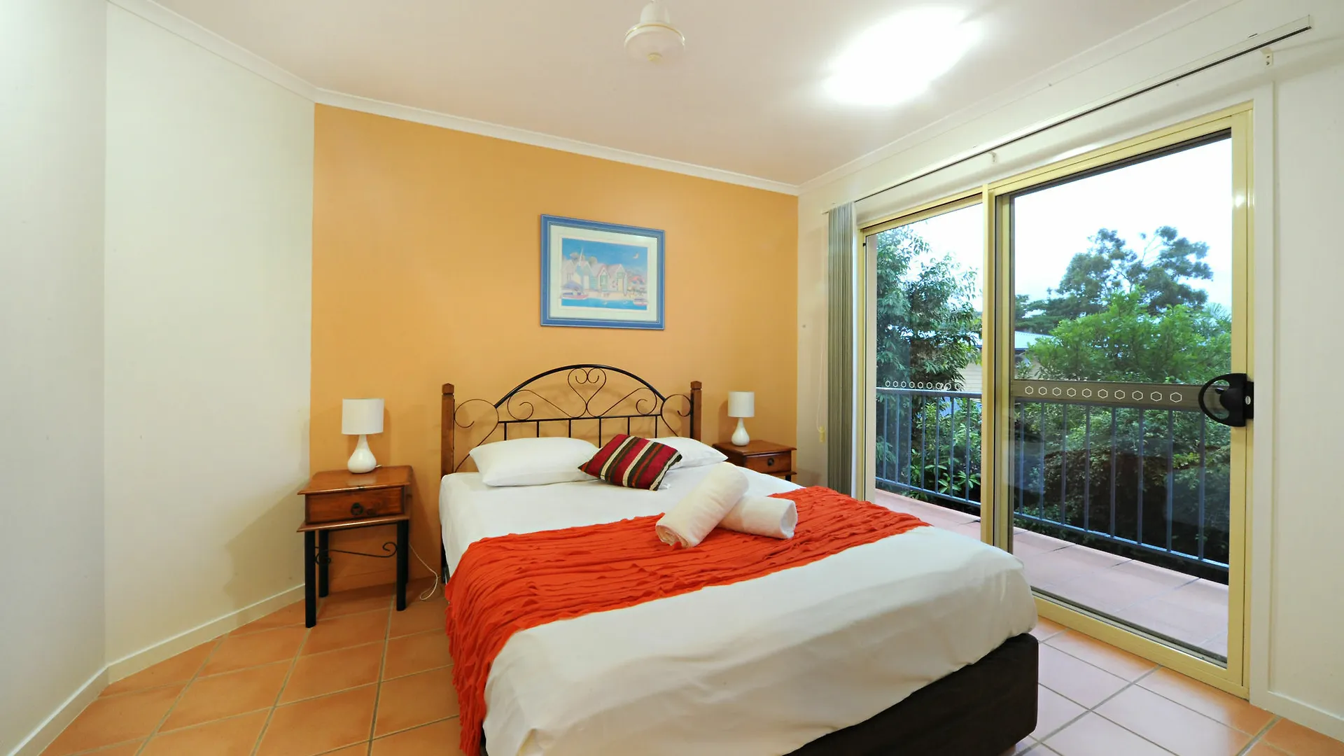 מלון דירות איירלי ביץ' At Beach Court Holiday Villas